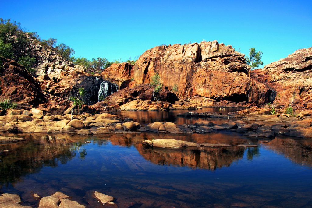 cascata e lago in Australia