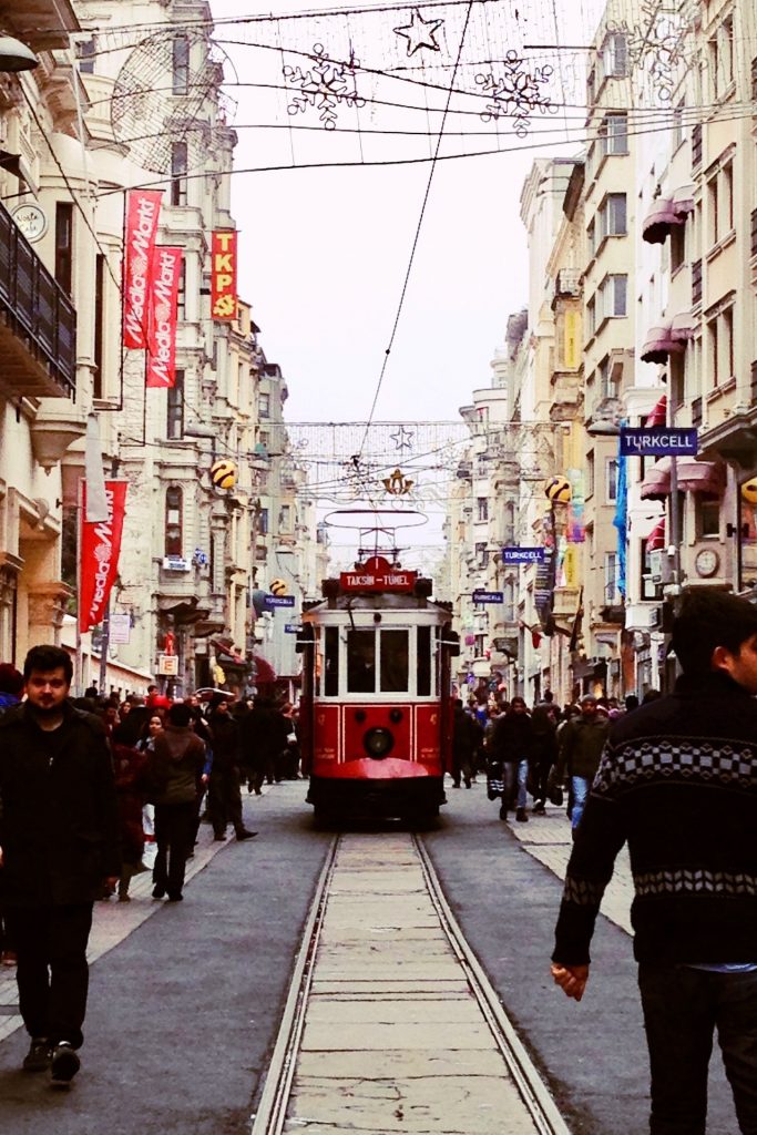 tram in strada di Istanbul
