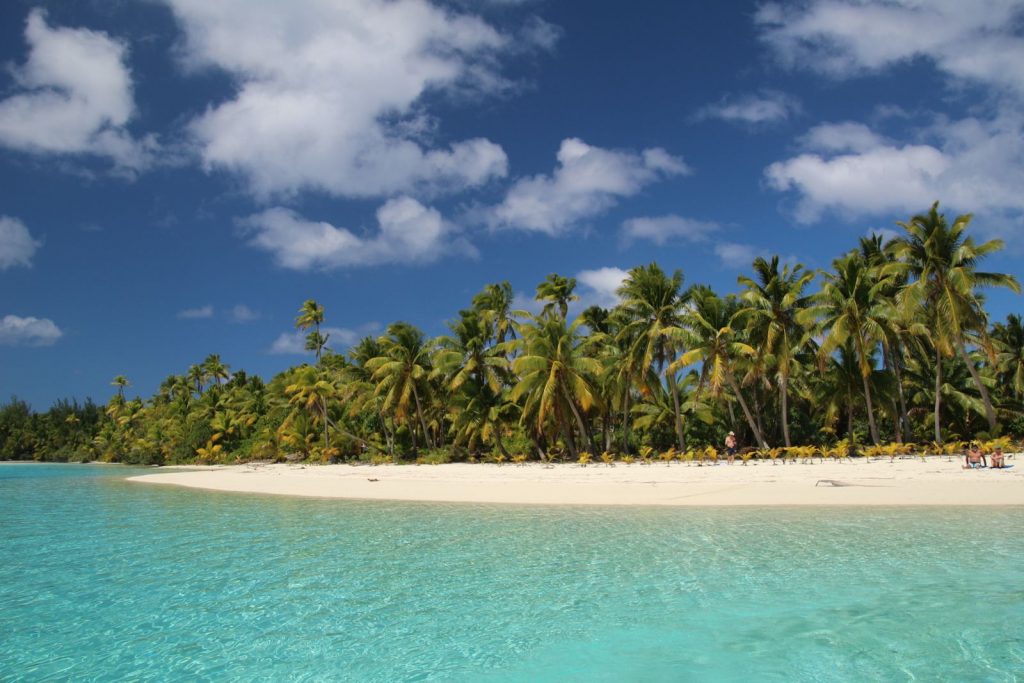 viaggio di nozze alle isole cook spiaggia con palme