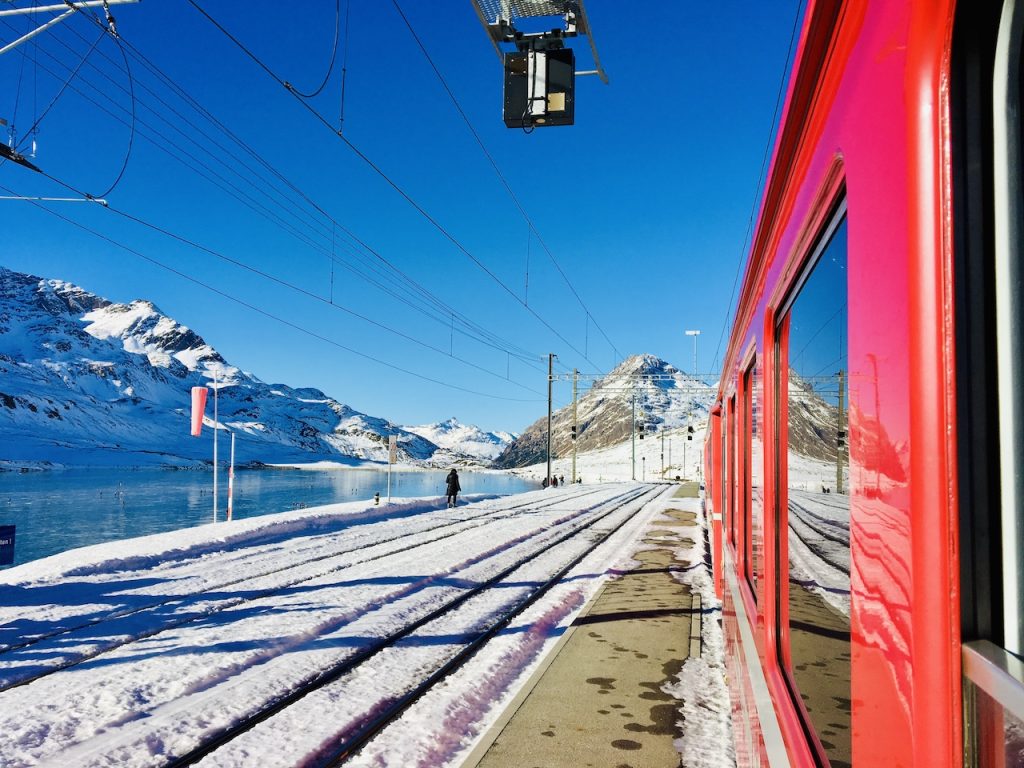 montagna con bambini trenino rosso del Bernina