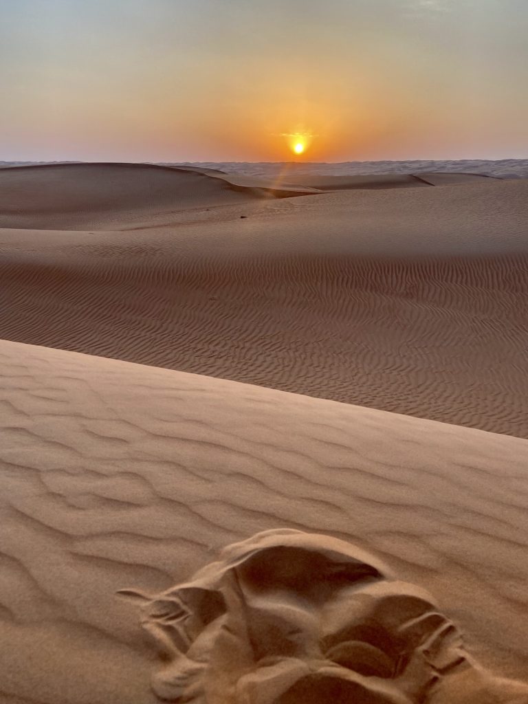 Viaggio in Oman fai da te tramonto nel deserto